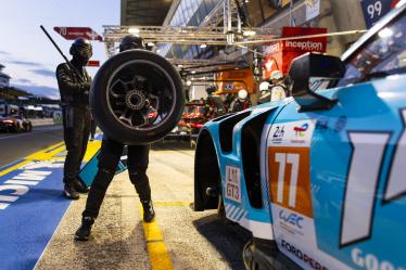 77 BARKER Ben (gbr), HARDWICK Ryan (usa), ROBICHON Zacharie (can), Proton Competition, Ford Mustang GT3 #77, LM GT3, FIA WEC, pit stop during the Free Practice 2 of the 2024 24 Hours of Le Mans, 4th round of the 2024 FIA World Endurance Championship, on the Circuit des 24 Heures du Mans, on June 12, 2024 in Le Mans, France - Photo Julien Delfosse / DPPI