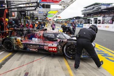 20 VAN DER LINDE Sheldon (zaf), FRIJNS Robin (nld), RAST René (ger), BMW M Team WRT, BMW Hybrid V8 #20, Hypercar, FIA WEC, pit stop after crash during the 2024 24 Hours of Le Mans, 4th round of the 2024 FIA World Endurance Championship, on the Circuit des 24 Heures du Mans, from June 15 to 16, 2024 in Le Mans, France - Photo Julien Delfosse / DPPI