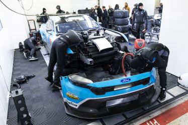 77 BARKER Ben (gbr), HARDWICK Ryan (usa), ROBICHON Zacharie (can), Proton Competition, Ford Mustang GT3 #77, LM GT3, FIA WEC, pit stop during the 2024 24 Hours of Le Mans, 4th round of the 2024 FIA World Endurance Championship, on the Circuit des 24 Heures du Mans, from June 15 to 16, 2024 in Le Mans, France - Photo Julien Delfosse / DPPI