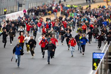 Fans during the podium of the 2024 24 Hours of Le Mans, 4th round of the 2024 FIA World Endurance Championship, on the Circuit des 24 Heures du Mans, from June 15 to 16, 2024 in Le Mans, France - Photo Javier Jimenez / DPPI