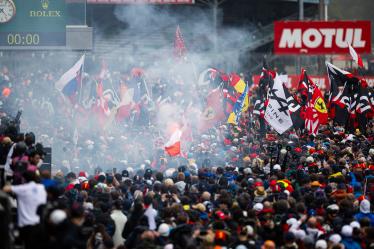 Fans during the podium of the 2024 24 Hours of Le Mans, 4th round of the 2024 FIA World Endurance Championship, on the Circuit des 24 Heures du Mans, from June 15 to 16, 2024 in Le Mans, France - Photo Javier Jimenez / DPPI