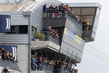 Fans during the podium of the 2024 24 Hours of Le Mans, 4th round of the 2024 FIA World Endurance Championship, on the Circuit des 24 Heures du Mans, from June 15 to 16, 2024 in Le Mans, France - Photo Javier Jimenez / DPPI