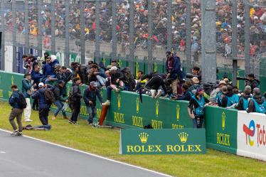 Fans during the podium of the 2024 24 Hours of Le Mans, 4th round of the 2024 FIA World Endurance Championship, on the Circuit des 24 Heures du Mans, from June 15 to 16, 2024 in Le Mans, France - Photo Javier Jimenez / DPPI