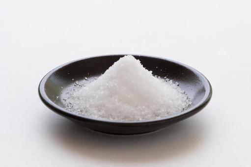 小皿に盛られた塩