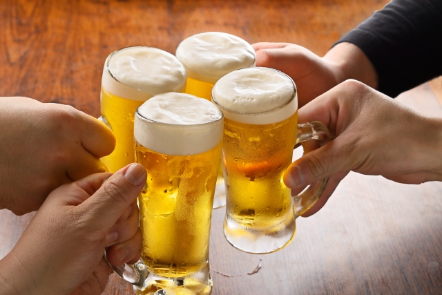 ビールで乾杯する人たち