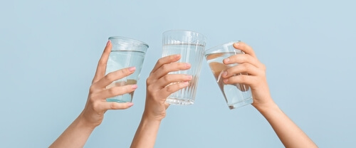 水を掲げている写真