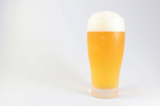 グラスに注がれたビール