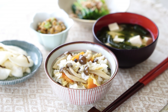 炊き込みご飯とおみそ汁