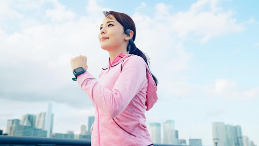 運動する女性