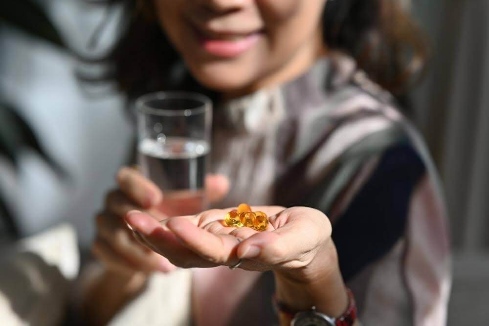 サプリメントを飲もうとしている女性