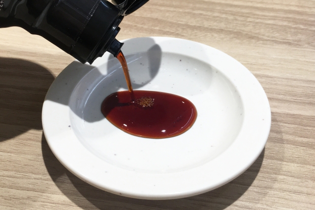 しょうゆを小皿に注いでいるところ