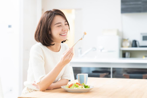 食事をする女性