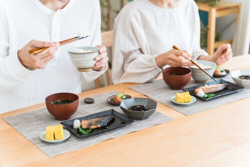 食事する手元