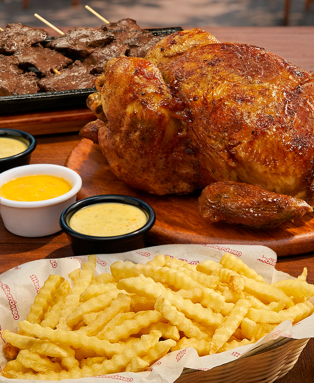 Promo día del padre: Pollo con papas + 4 anticuchos-1 pollo a la brasa, papas fritas, 4 palitos de anticuchos y salsas