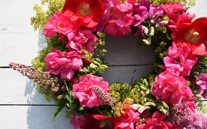 Blumenkranz Midsommar nah, Frauenmantel mit rosa Blüten, Draufsicht nah