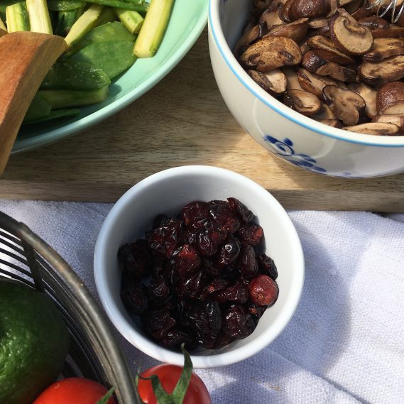 Cranberrys von oben, neben Champignons und Spargel