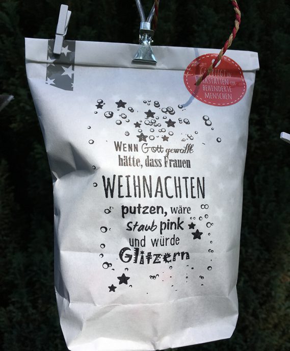 Weihnachtsputztüte "Wenn Gott gewollt hätte, dass Frauen Weihnachten putzen...", nah