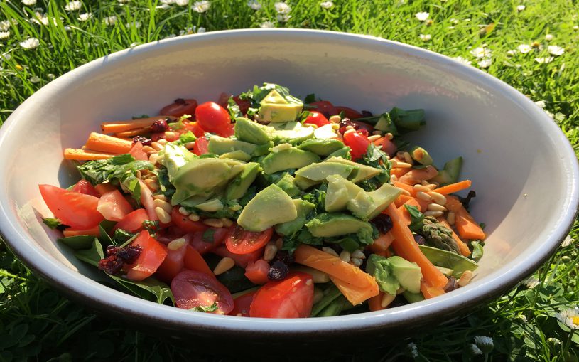 Nahansicht Salatzutaten auf Gänseblümchenwiese