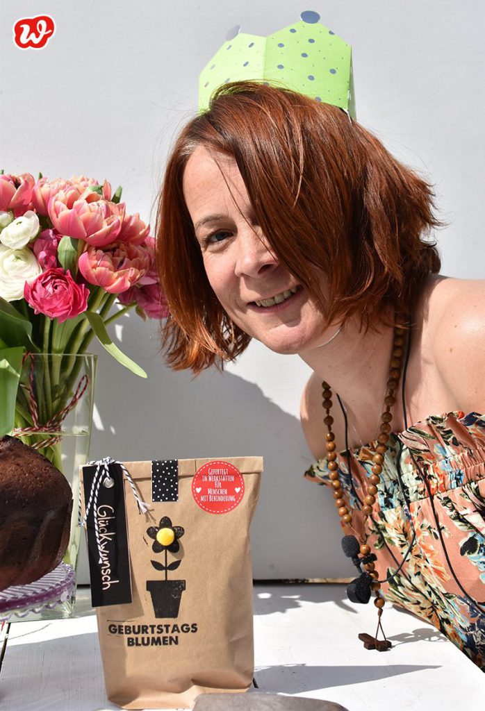 Heike mit Geburtstagskrone und Wundertüte Geburtstagsblumen