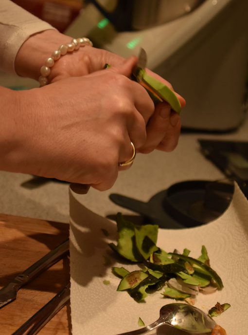 Arbeitende Hände, Avocado-Salat-Topping in Bearbeitung, knackig, lecker, frühlingsfit, Lieblingssalat 2018