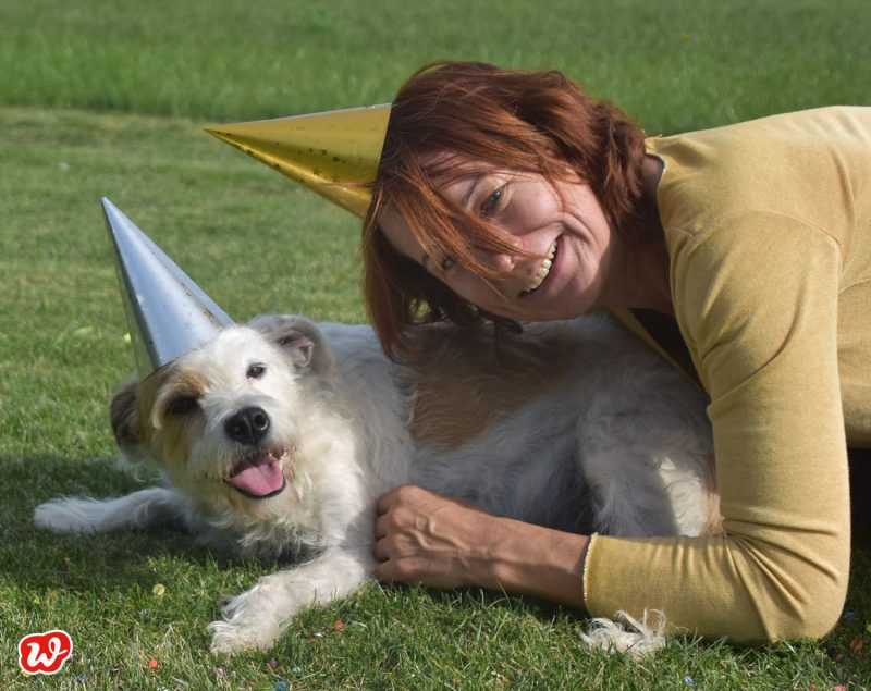 Heike und Cookie mit Partyhüten auf Wiese