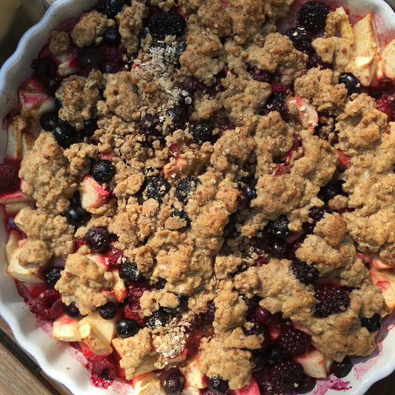 Gebackenes Apfelbeerencrumble, Nahansicht von oben