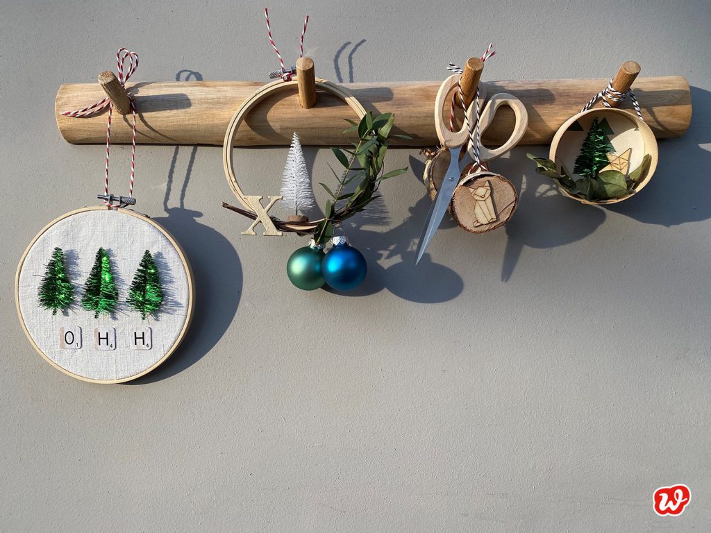 Wunderle DIY Weihnachtskränze an Holzhakenleiste