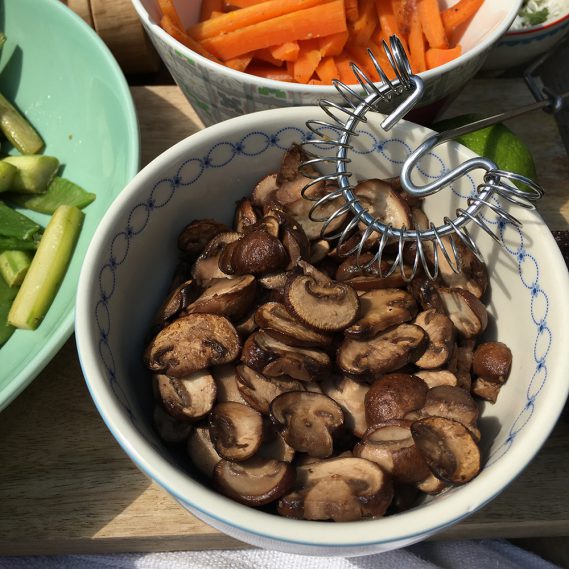 Champignons in Schüssel mit Handquirl,Möhren und Spargel angeschnitten