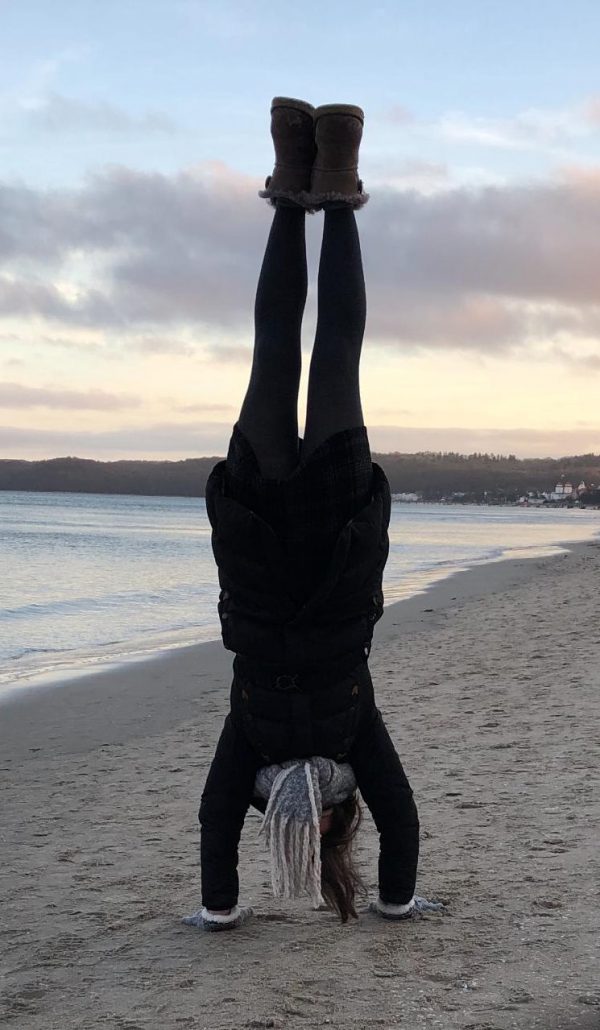 Gerader Handstand am Wasser