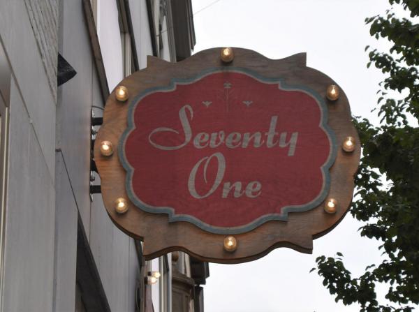 Seventy One, Firmenschild, Logo, nice shop