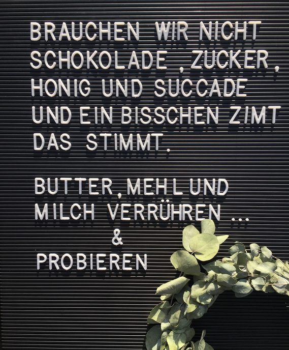 Letterboard schwarz mit Text In der Weihnachtsbäckerei