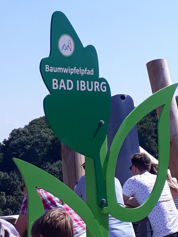 Schild Baumwipfelpfad Bad Iburg, LaGa 2018, Ausflugsziel, für Gartenfreunde, Gartenlust, Draussenzeit, Über den Bäumen wandeln, Sommer