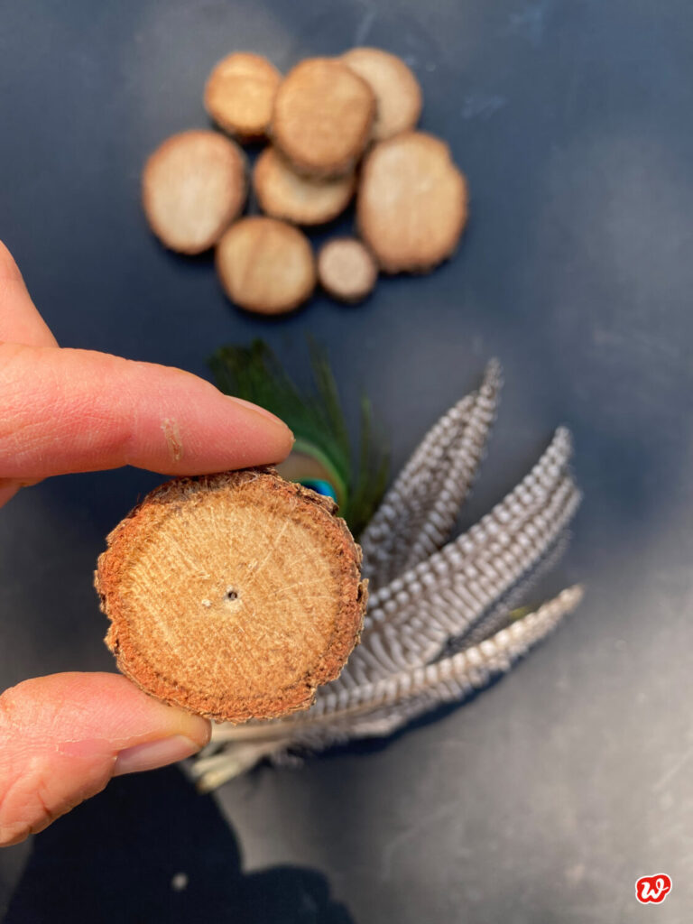 DIY Federdeko, gebohrte Holzscheibe