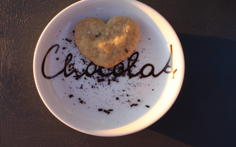 Herzplätzchen ungeschminkt auf Chocolatteller