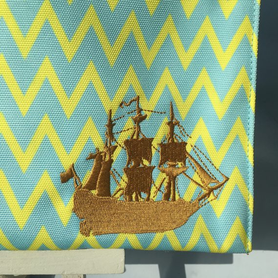 Detail Hellblaue- gelb gezackte Tasche