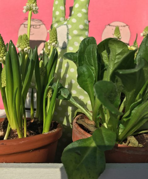 Frühlingsblumen vor Hase und pinkem Eierbild