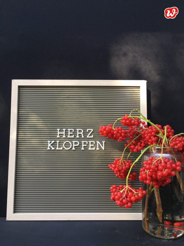 Letterboard Herzklopfen mit roten Beeren