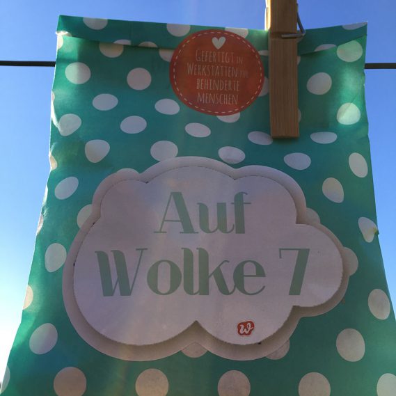 Wunderle, Wundertüte, Auf Wolke 7, verliebt, Liebe, warmherziges Mitbringsel, liebevolle Kleinigkeit, im siebten Himmel schweben, Geschenke mit emotionalen Mehrwert, gefertigt in Werkstätten für Menschen mit Behinderung, die kleinen Dinge