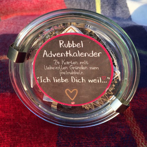 Rubbel-Adventkalender nah, glasdeckel von oben