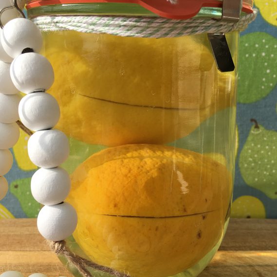 Glas mit Zitronen nah