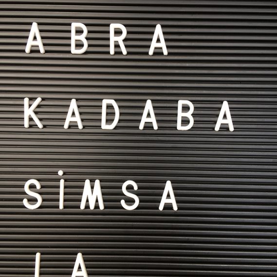 Abra Kadabra ohne R auf Letterboard