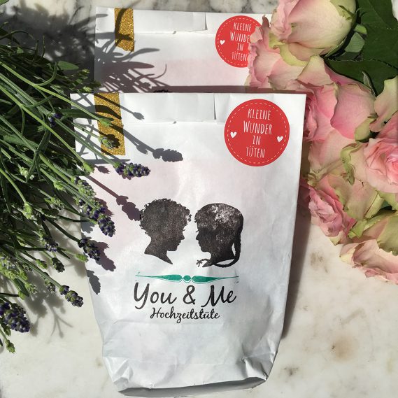 You & Me-Tüte mit Scherenschnitten von Wunderle auf Marmor mit Rosen und Lavendel