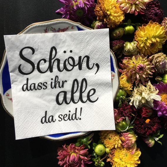 Schön, dass ihr alle da seid-Serviette mit verblühten Dahlien auf schwarzem Untergrund