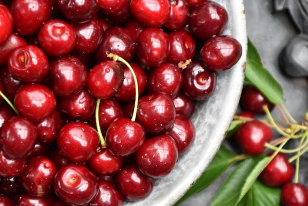 Reife Kirschen, lecker, gut Kirschen essen, Sommerglück, Ausschnitt Kirschensieb, Frucht, fruchtig