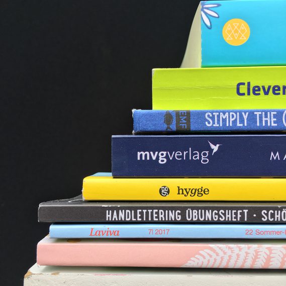 Ecke Bücherstapel nah vor schwarzem Hintergrund