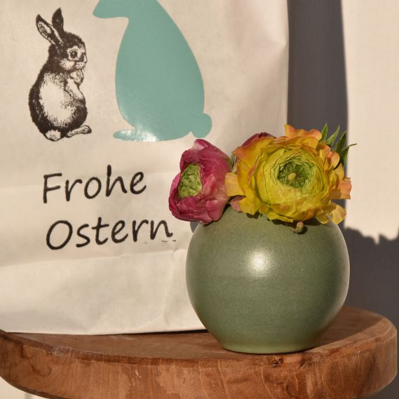 Wunderle, Wundertüte, Frohe Ostern Tüte, Ostern, Frühling, Ranunkeln, Eier färben, warmherzige Mitbringsel, liebevolle Kleinigkeiten, Geschenke mit emotionalem Mehrwert, gefertigt in Werkstätten für behinderte Menschen