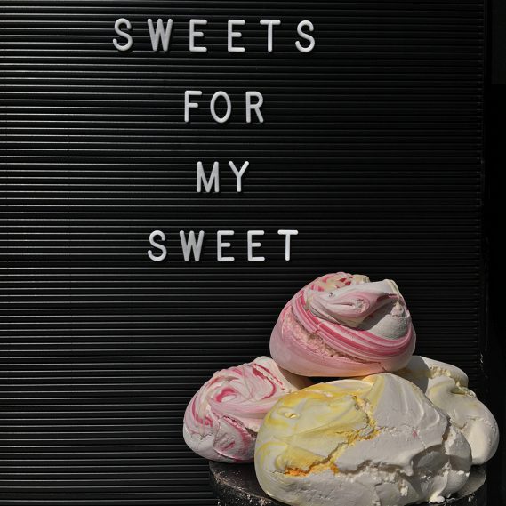 Letterboard mit Sweets for my sweet und Meringues im Vordergrund