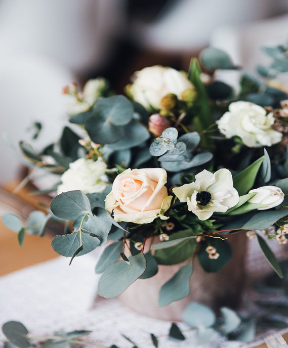 Hochzeitsstrauß mit Anemonen, Rosen, Eukalyptus, Foto: Eva Rammes