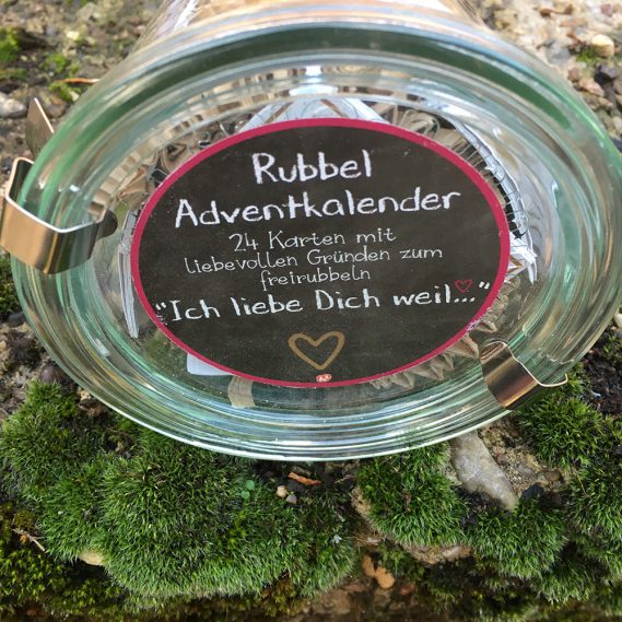 Rubbel Adventkalender auf Moos, Glas liegend