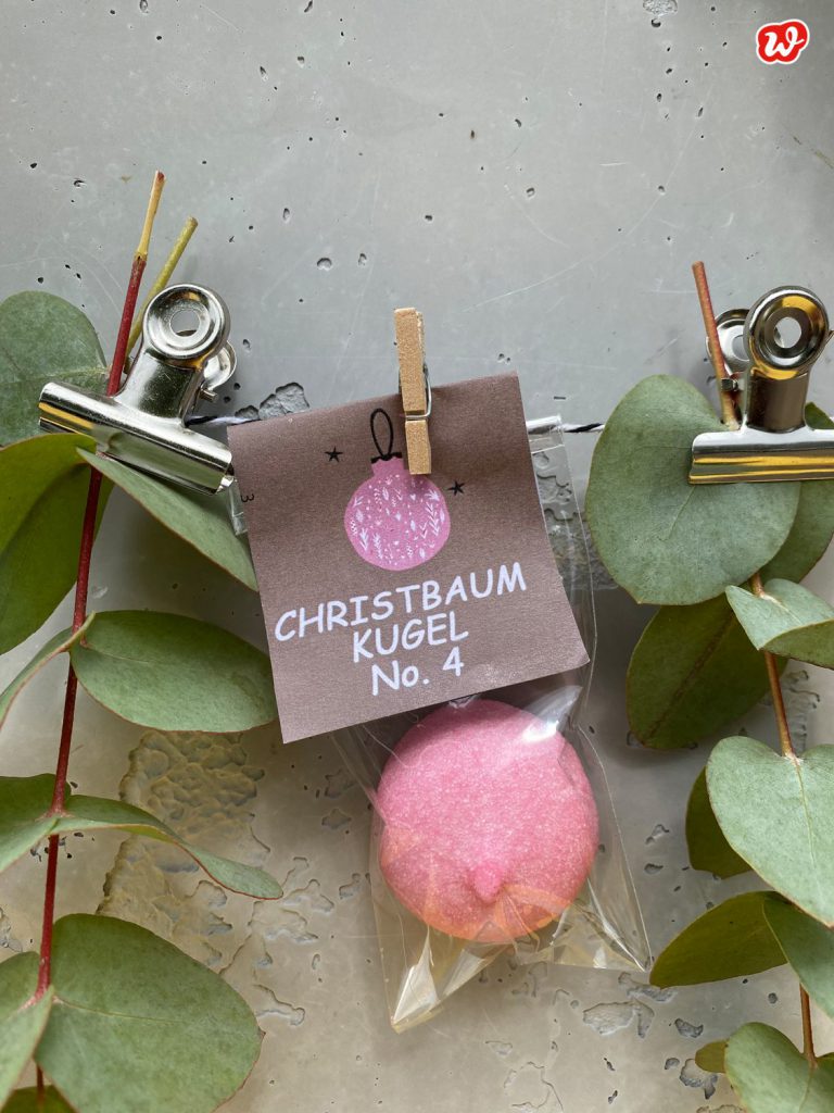 Süße Tüte Weihnachtskugel Zuckerschaum zwichen Eukalyptus